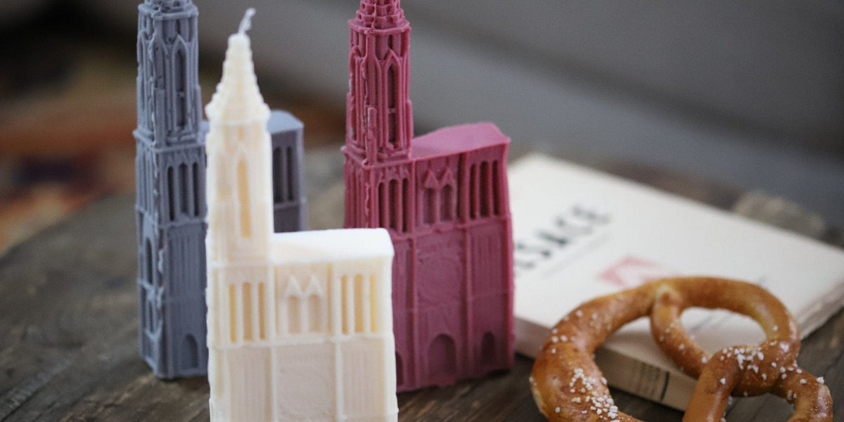 Bougies artisanales en cire représentant la cathédrale de Strasbourg, parfaites comme souvenir d'Alsace ou décoration originale.