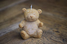 Bougie artisanale en forme d'ours fabriquée en Alsace. Une décoration douce et enfantine, idéale pour une chambre d'enfant ou un cadeau unique.