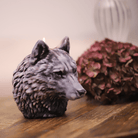 Bougie artisanale en forme de loup, fabriquée en Alsace, idéale pour une décoration unique.