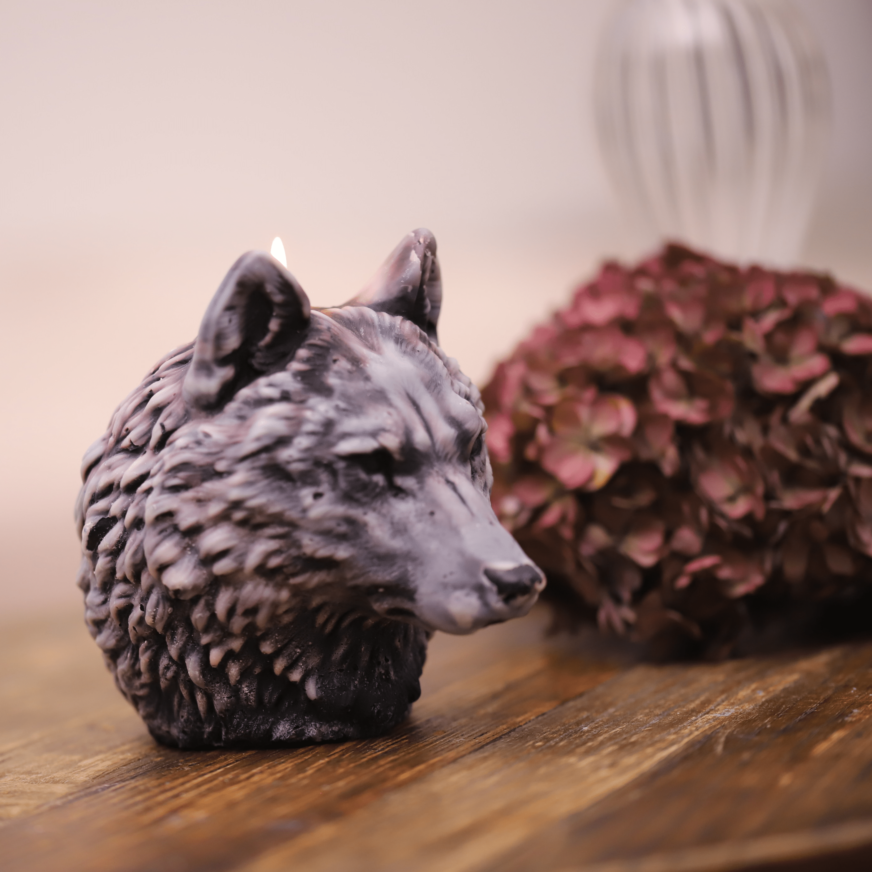 Bougie artisanale en forme de loup, fabriquée en Alsace, idéale pour une décoration unique.