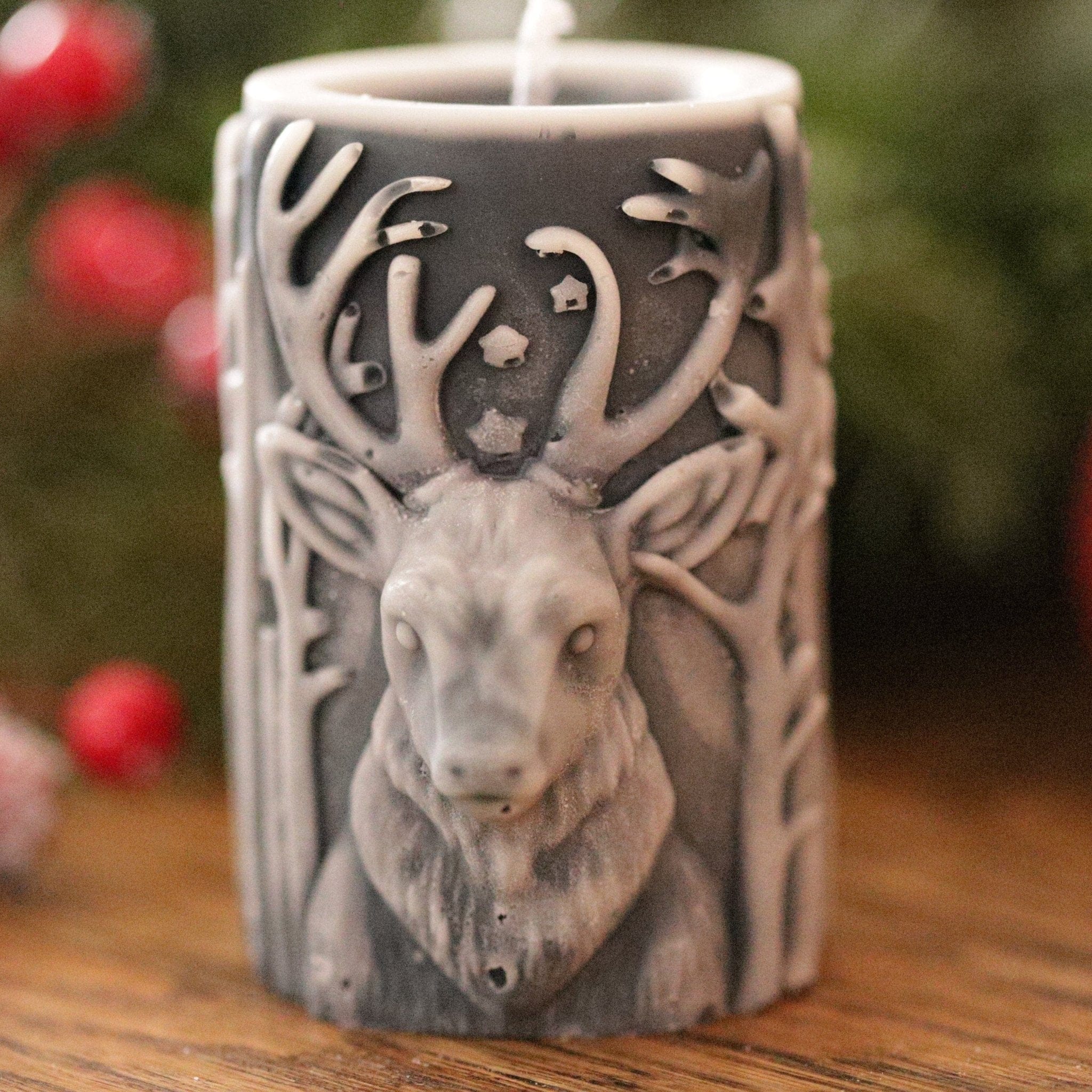 Bougie en cire naturelle avec un motif majestueux de cerf, apportant une touche rustique et chaleureuse à la décoration d’intérieur hivernale.