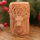 Bougie décorative en cire naturelle avec un motif de cerf sculpté, parfaite pour créer une ambiance cosy et festive lors des fêtes de fin d'année.