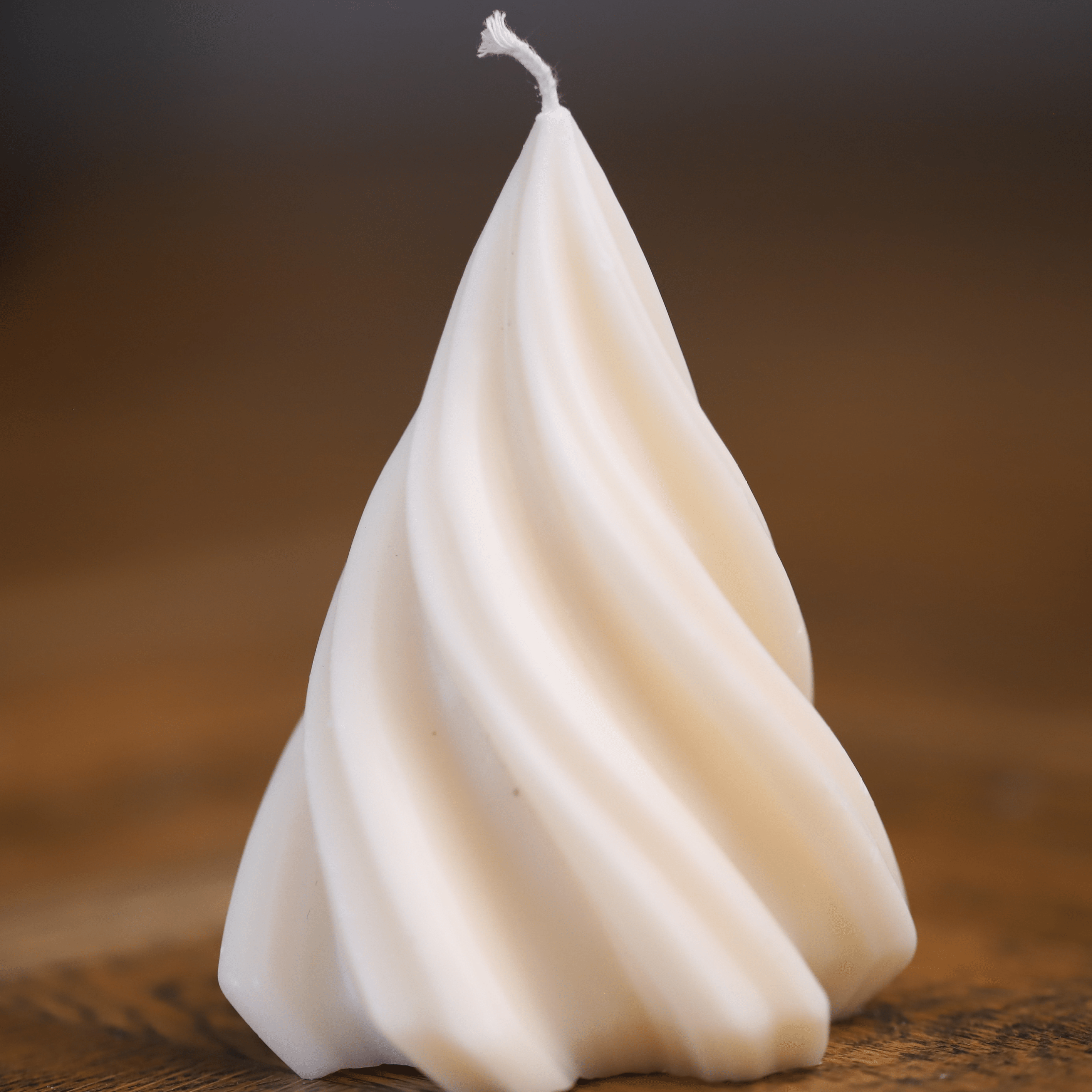 "Bougie artisanale en cire naturelle en forme de sapin torsadé, idéale pour une décoration festive et chaleureuse.