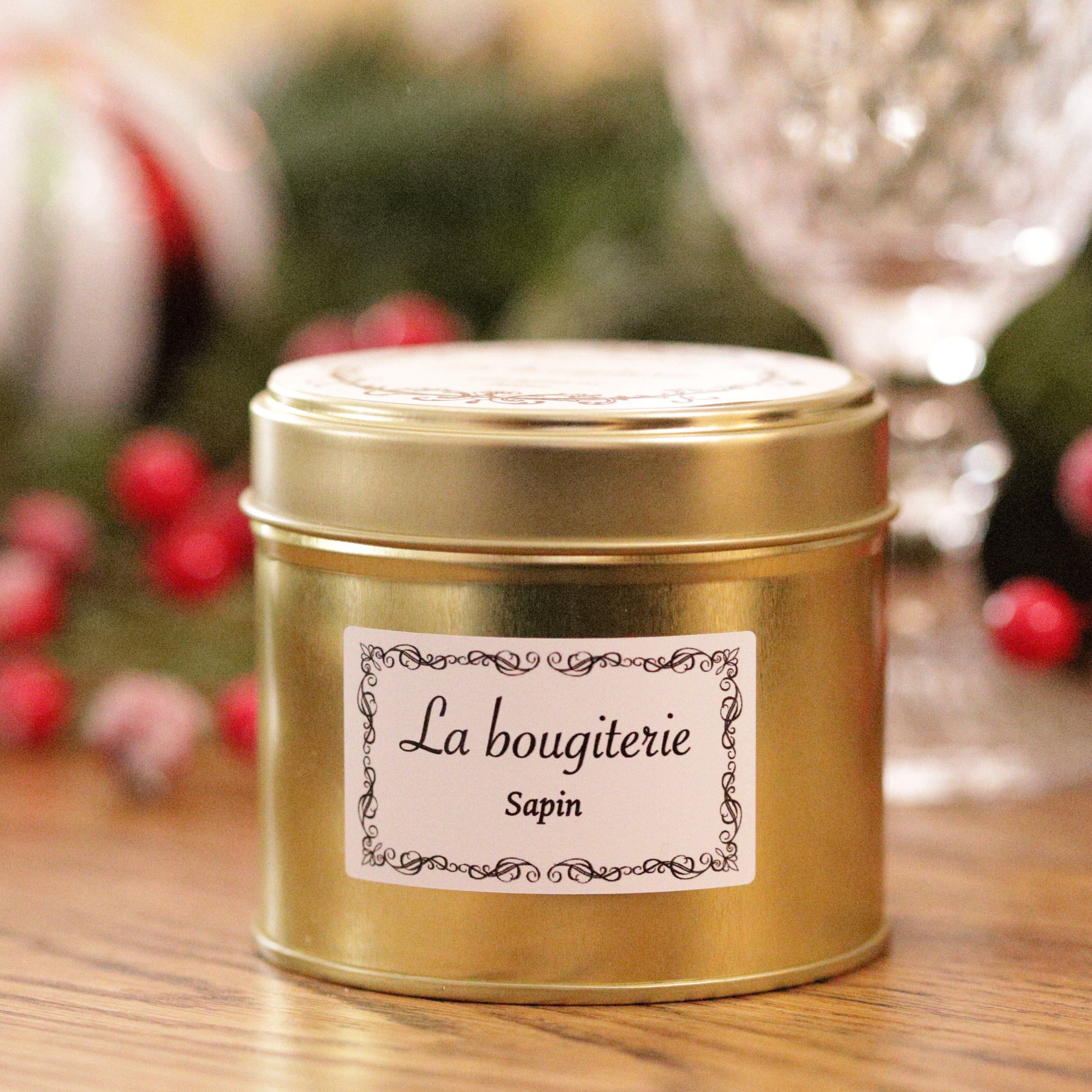 ougie artisanale en cire naturelle au parfum authentique de sapin, idéale pour recréer l'ambiance chaleureuse des forêts en hiver.