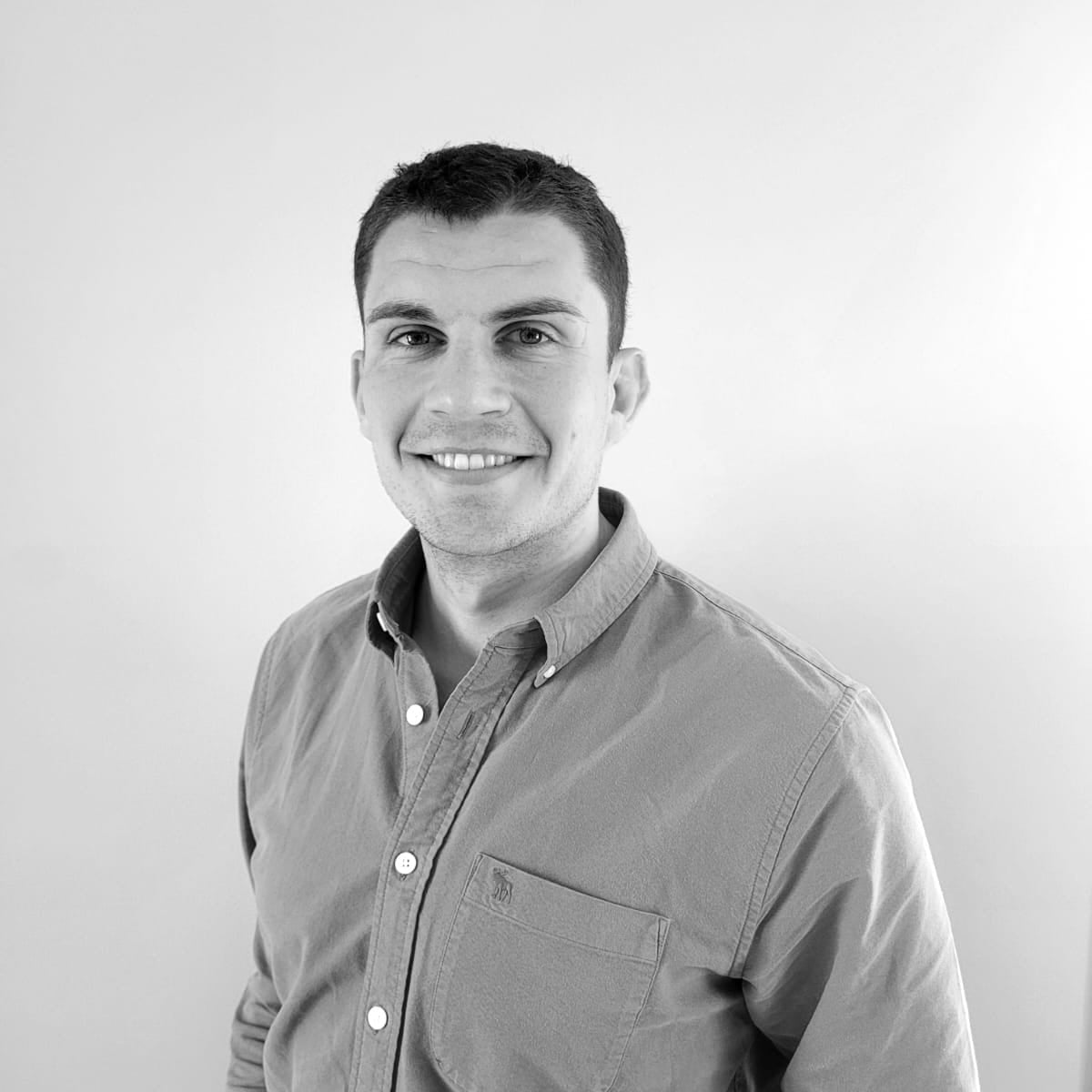 Maxime, commercial dédié chez La Bougiterie, incarne l'engagement envers une satisfaction client à 100 %, garantissant un service personnalisé et de qualité.