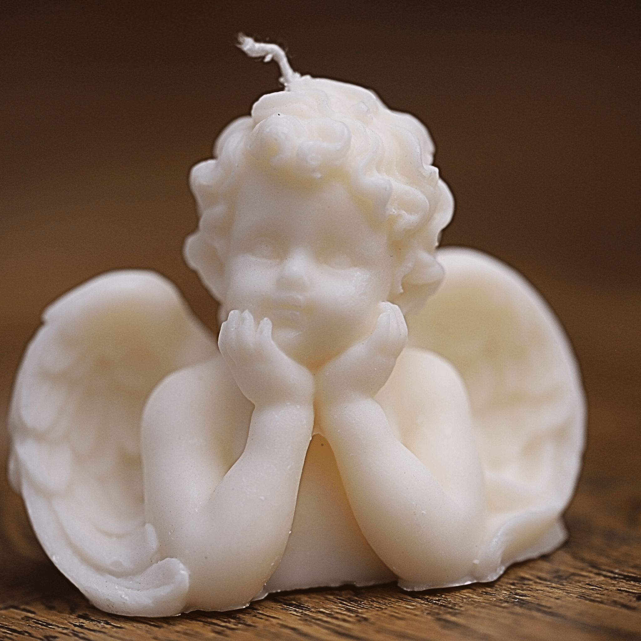 Bougie spirituelle représentant un ange, artisanat religieux dédié à la protection et à la paix intérieure.