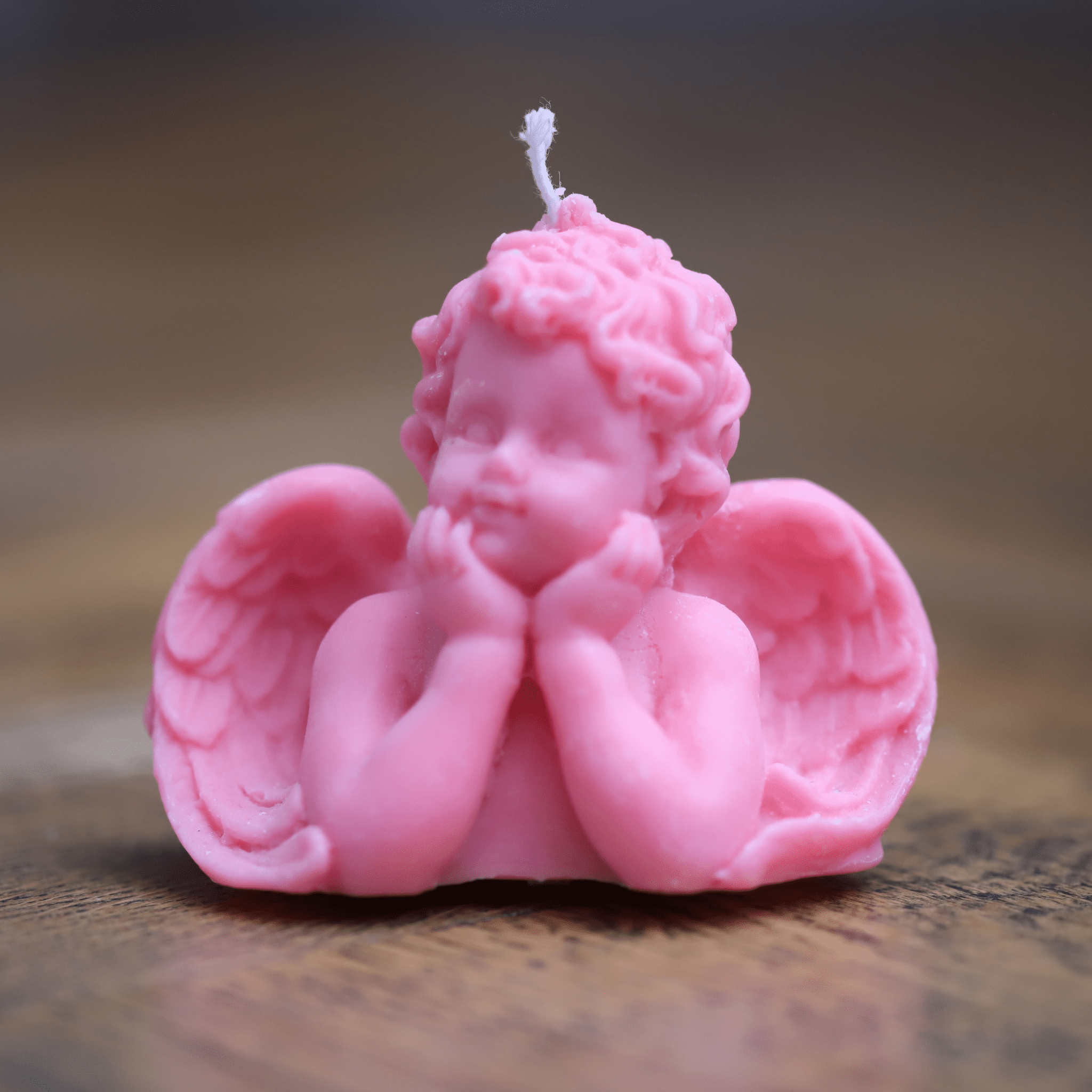 Bougie spirituelle représentant un ange, artisanat religieux dédié à la douceur et à la bienveillance.