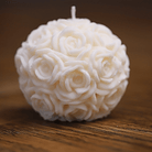 Bougie boule de roses artisanale – Élégance et raffinement pour votre intérieur.