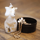Bougie artisanale en forme de buste féminin miniature, sublimée par des touches de feuilles d'or qui mettent en valeur l'élégance et les courbes généreuses du corps. Parfaite pour apporter une touche de raffinement à tout intérieur ou pour offrir un cadeau unique et sophistiqué.
