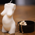 Bougie artisanale en forme de buste féminin représentant une femme enceinte, mettant en avant la douceur et la féminité du corps. Un objet décoratif raffiné, idéal pour offrir ou sublimer un intérieur avec élégance.