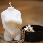 "Bougie artisanale en forme de silhouette féminine, capturant une posture douce et délicate. Son design épuré apporte une touche de grâce et d’élégance, idéale pour une décoration intérieure raffinée et apaisante.