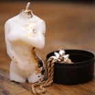 Bougie artisanale représentant une silhouette féminine gracieuse, rehaussée de délicates feuilles d'or qui subliment ses courbes élégantes. Cette pièce unique apporte une ambiance chaleureuse et sophistiquée, idéale pour une décoration raffinée ou un cadeau plein de charme.