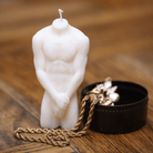 Bougie artisanale en forme de buste masculin, aux lignes délicates et à la posture humble. Son design raffiné apporte une touche d'élégance discrète à tout espace, créant une atmosphère apaisante et sophistiquée.