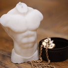 Bougie artisanale représentant un buste masculin athlétique, aux lignes sculpturales et au design épuré. Parfaite pour apporter une touche sophistiquée et moderne à votre intérieur, cette pièce unique incarne la force et l'élégance en toute subtilité.