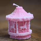 Bougie carrousel rose – Un souffle de magie pour les petits et les grands.