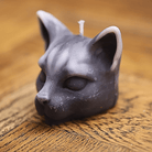 Bougie artisanale en forme de tête de chat noir, une création unique fabriquée en Alsace. Son design réaliste capture toute la grâce féline, idéale pour une décoration originale et élégante. Disponible en différentes couleurs, cette bougie est parfaite pour les amoureux des chats et du savoir-faire artisanal.