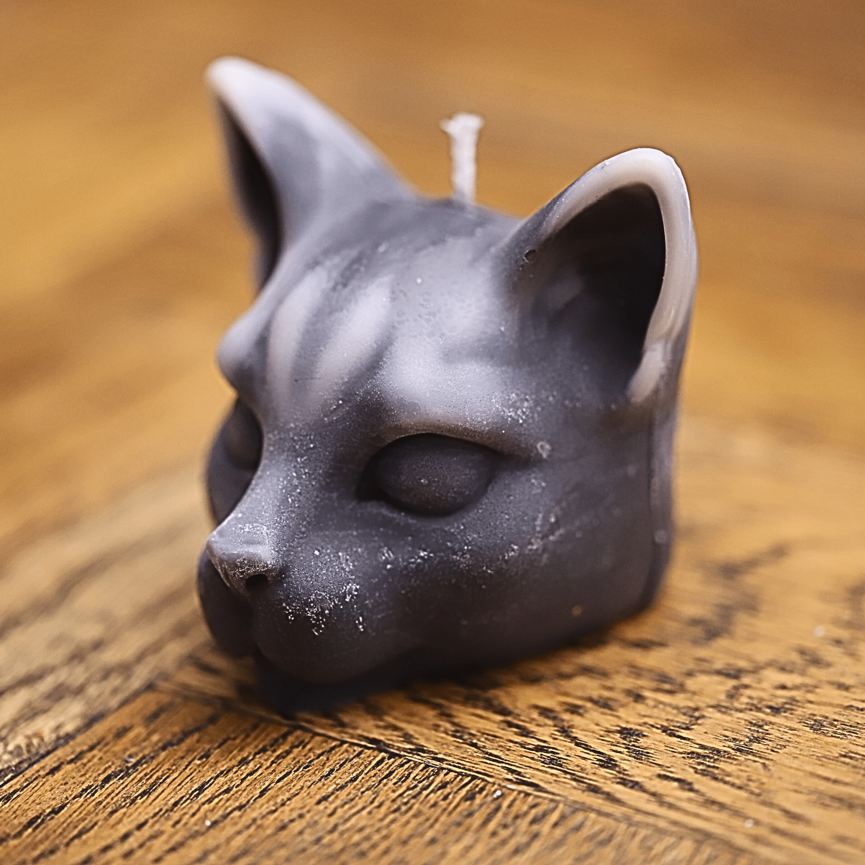 Bougie artisanale en forme de tête de chat noir, une création unique fabriquée en Alsace. Son design réaliste capture toute la grâce féline, idéale pour une décoration originale et élégante. Disponible en différentes couleurs, cette bougie est parfaite pour les amoureux des chats et du savoir-faire artisanal.