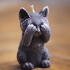 Bougie artisanale en forme de chat se couvrant les yeux. Parfaite pour une déco originale et un cadeau unique.
