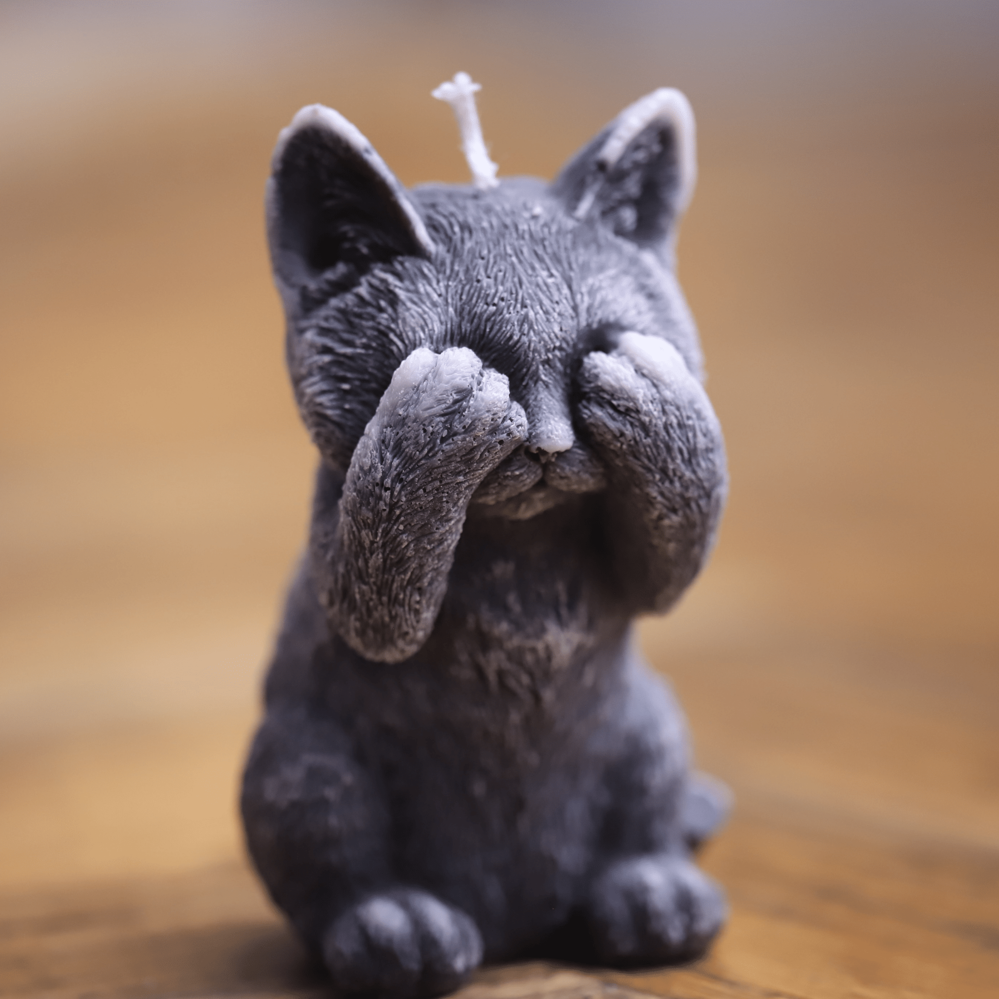 Bougie artisanale en forme de chat se couvrant les yeux. Parfaite pour une déco originale et un cadeau unique.