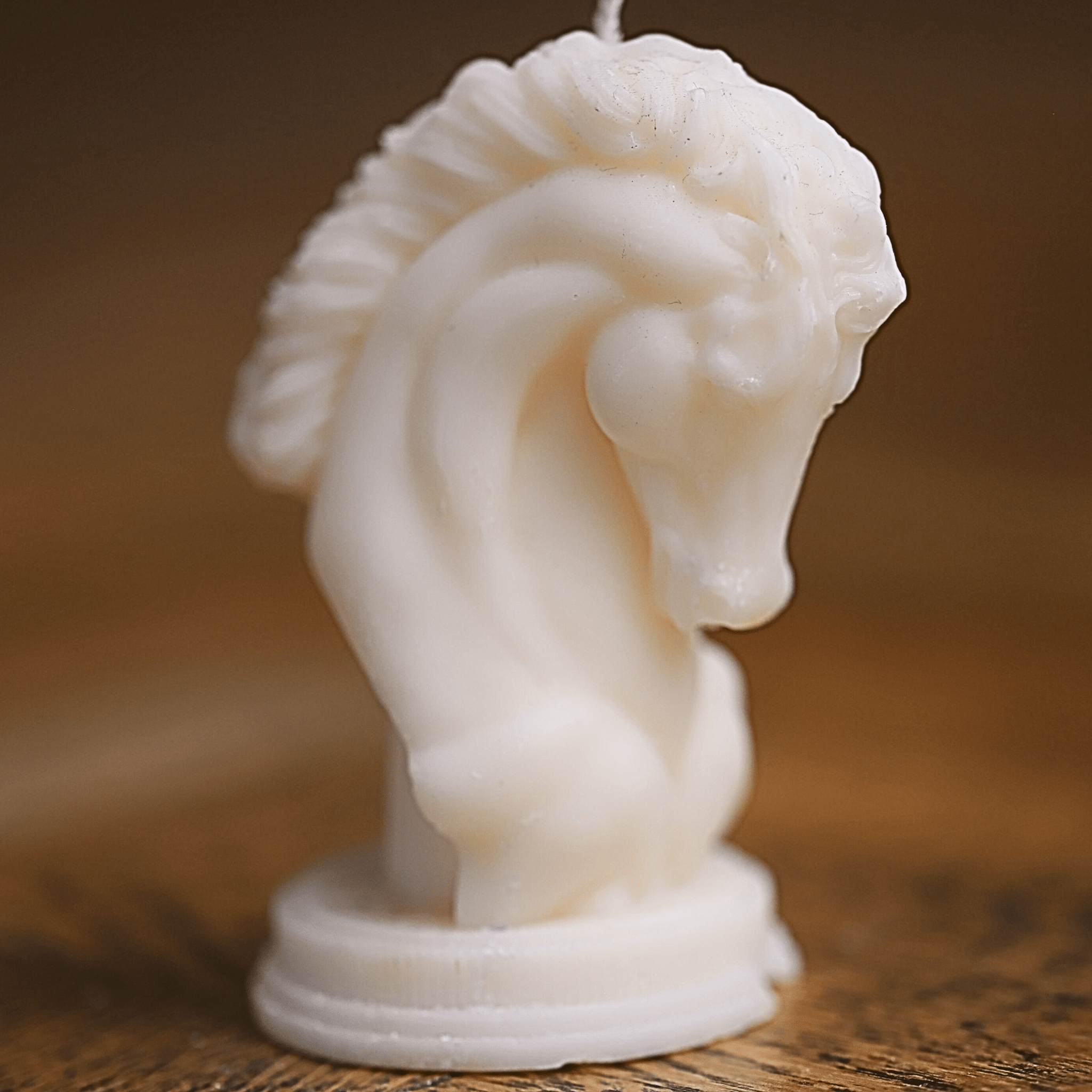 Bougie artisanale en forme de cheval blanc, parfaite pour une décoration raffinée et élégante. Une idée cadeau idéale pour les passionnés d'équitation et les amoureux des animaux.