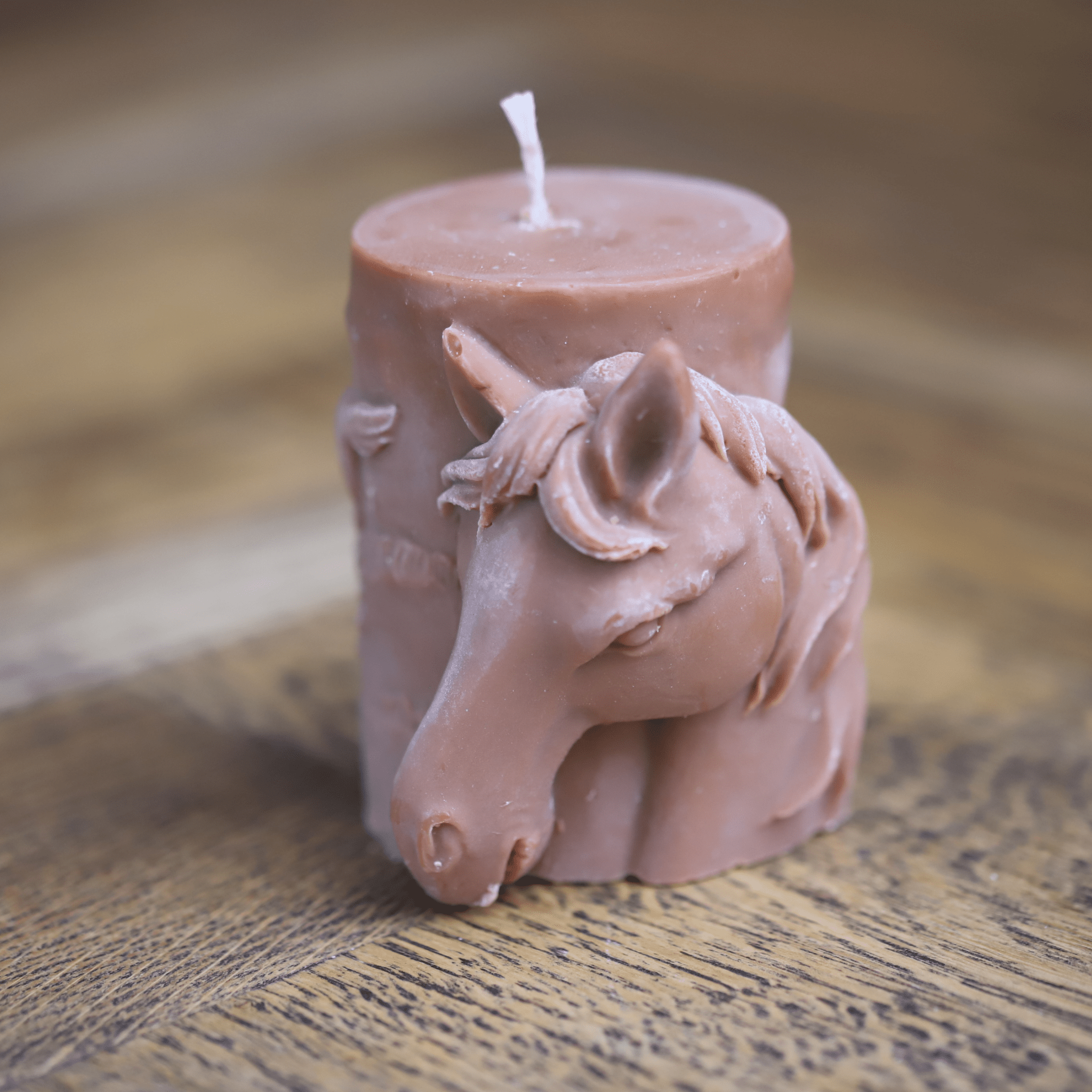 Bougie artisanale en forme de cheval, une création élégante et détaillée pour les passionnés d'équitation et de décoration équestre. Parfaite pour apporter une touche d'originalité et de raffinement à votre intérieur.
