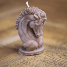 Bougie artisanale cheval en cire marron, un objet de décoration raffiné idéal pour les amateurs d'équitation et les amoureux des animaux. Parfaite pour une ambiance chaleureuse et authentique.
