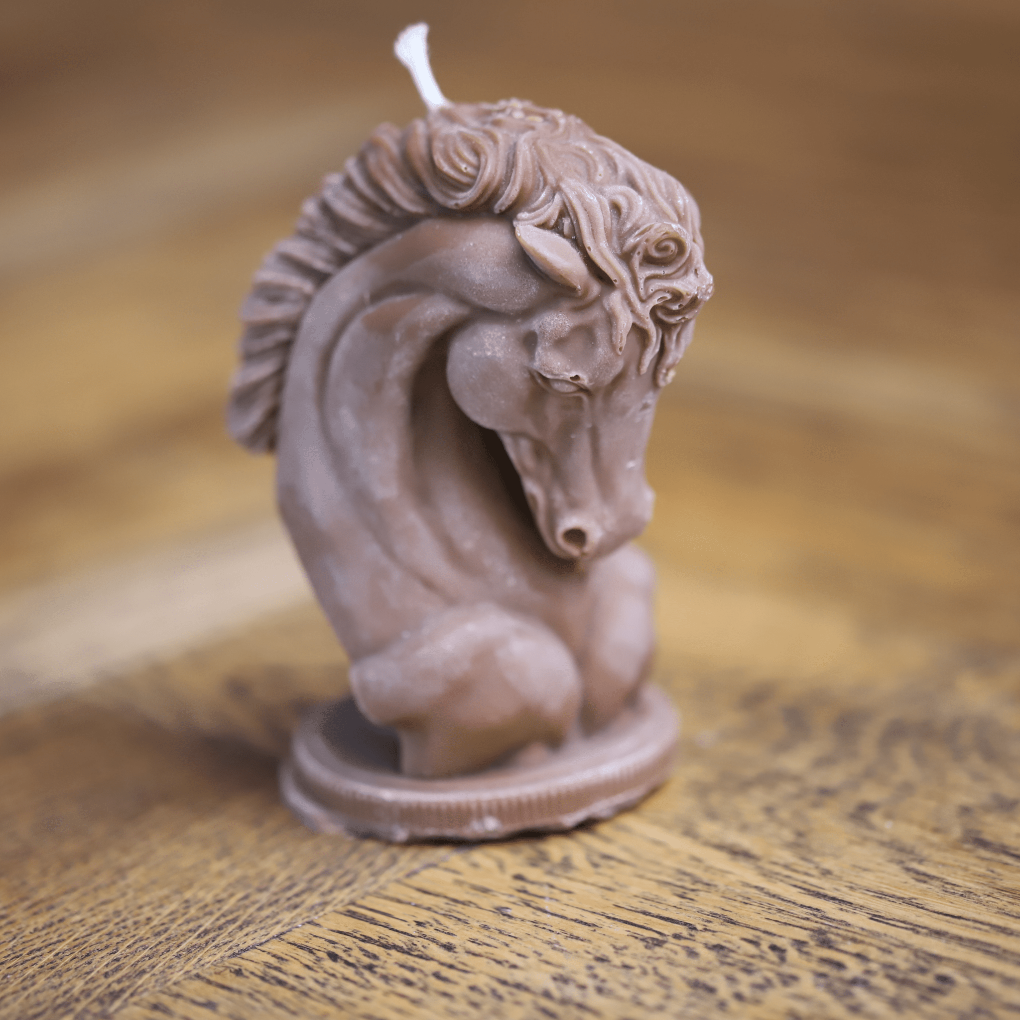 Bougie artisanale cheval en cire marron, un objet de décoration raffiné idéal pour les amateurs d'équitation et les amoureux des animaux. Parfaite pour une ambiance chaleureuse et authentique.
