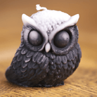 Bougie artisanale en forme de hibou, symbole de sagesse et de mystère. Parfaite pour les amoureux des animaux et des ambiances nocturnes, cette bougie décorative ajoute une touche originale et apaisante à tout espace de vie.