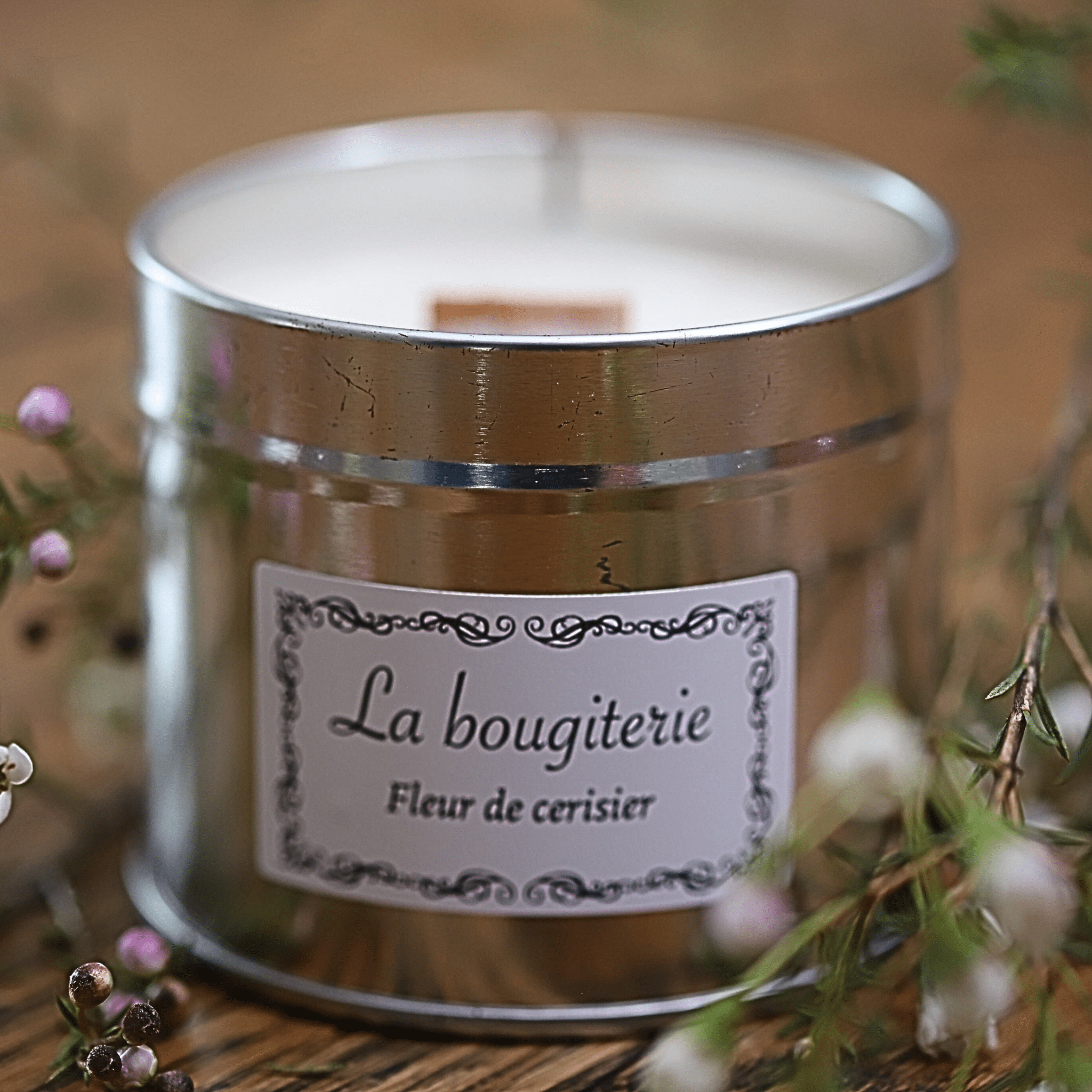 Bougie artisanale parfumée à la fleur de cerisier. Fabriquée en Alsace, cette bougie est idéale pour une décoration raffinée et un parfum subtil.