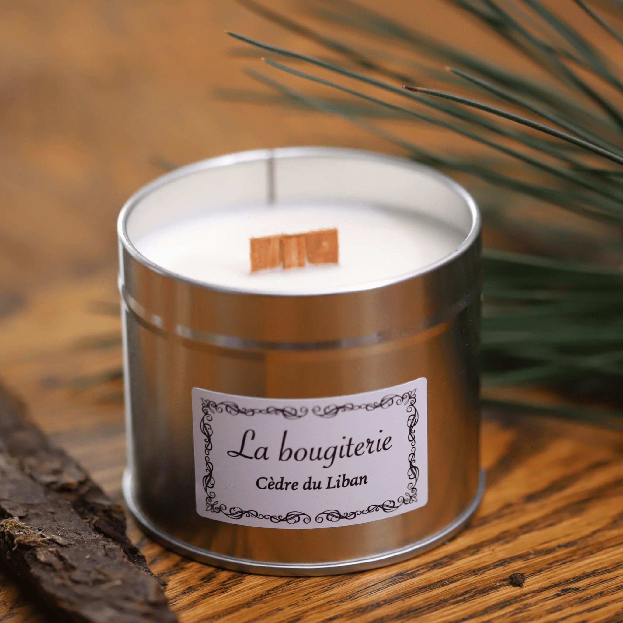 "Bougie artisanale en cire naturelle au parfum intense et boisé de cèdre du Liban, idéale pour une ambiance élégante et raffinée.