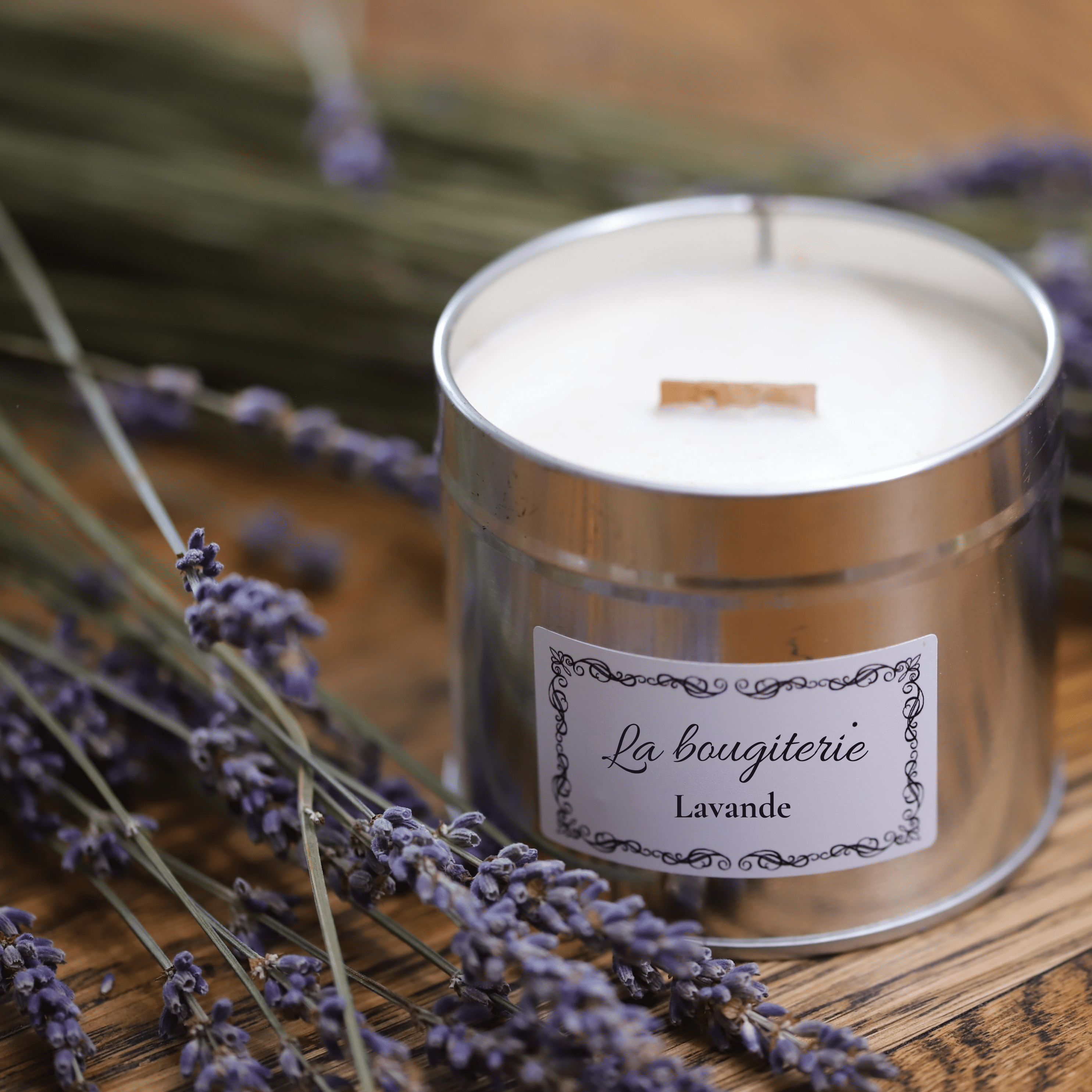 Bougie artisanale en cire naturelle parfum lavande avec mèche en bois crépitante.