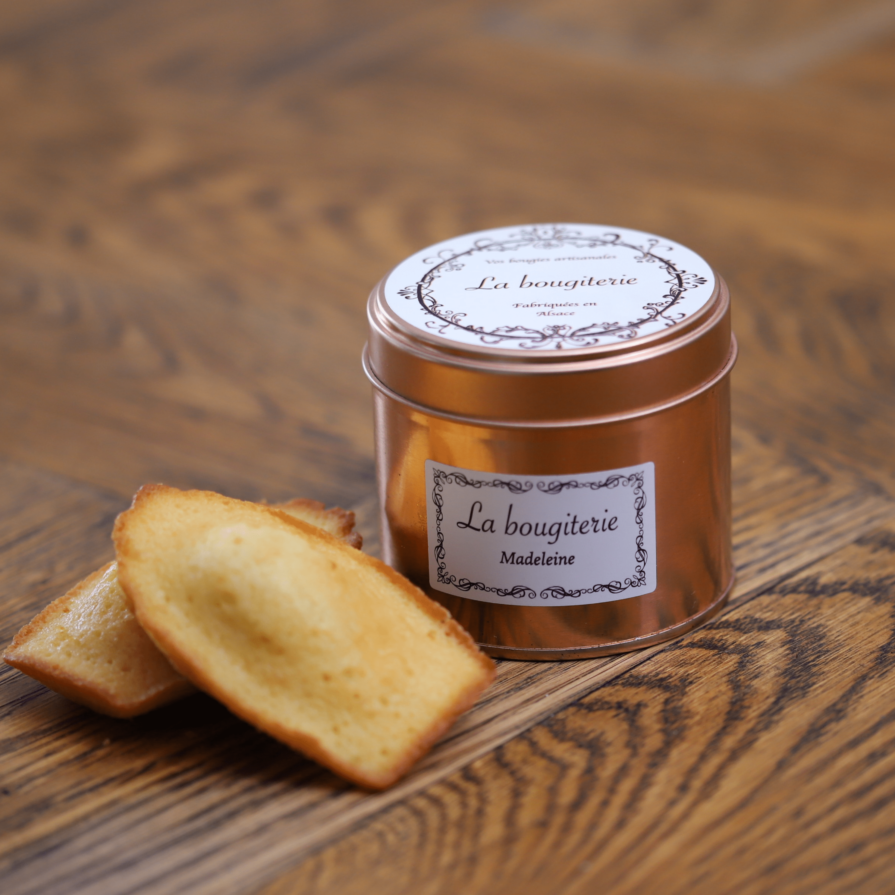 Bougie artisanale en cire naturelle au parfum gourmand de madeleine, évoquant des souvenirs d'enfance et une ambiance chaleureuse.