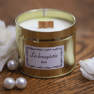 Bougie artisanale en cire naturelle au parfum délicat de rose, offrant une ambiance romantique et raffinée. Dotée d'une mèche en bois qui crépite.
