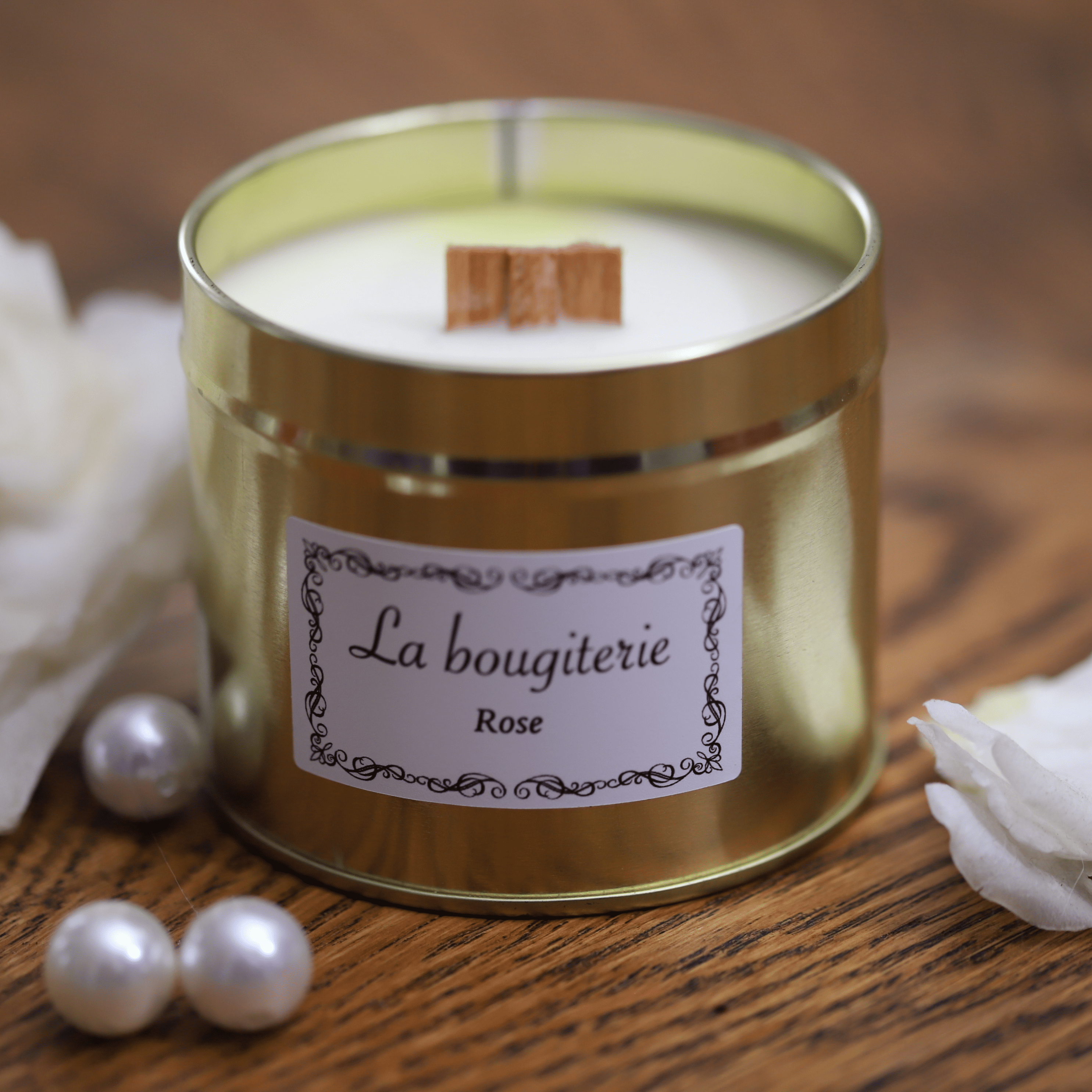 Bougie artisanale en cire naturelle au parfum délicat de rose, offrant une ambiance romantique et raffinée. Dotée d'une mèche en bois qui crépite.