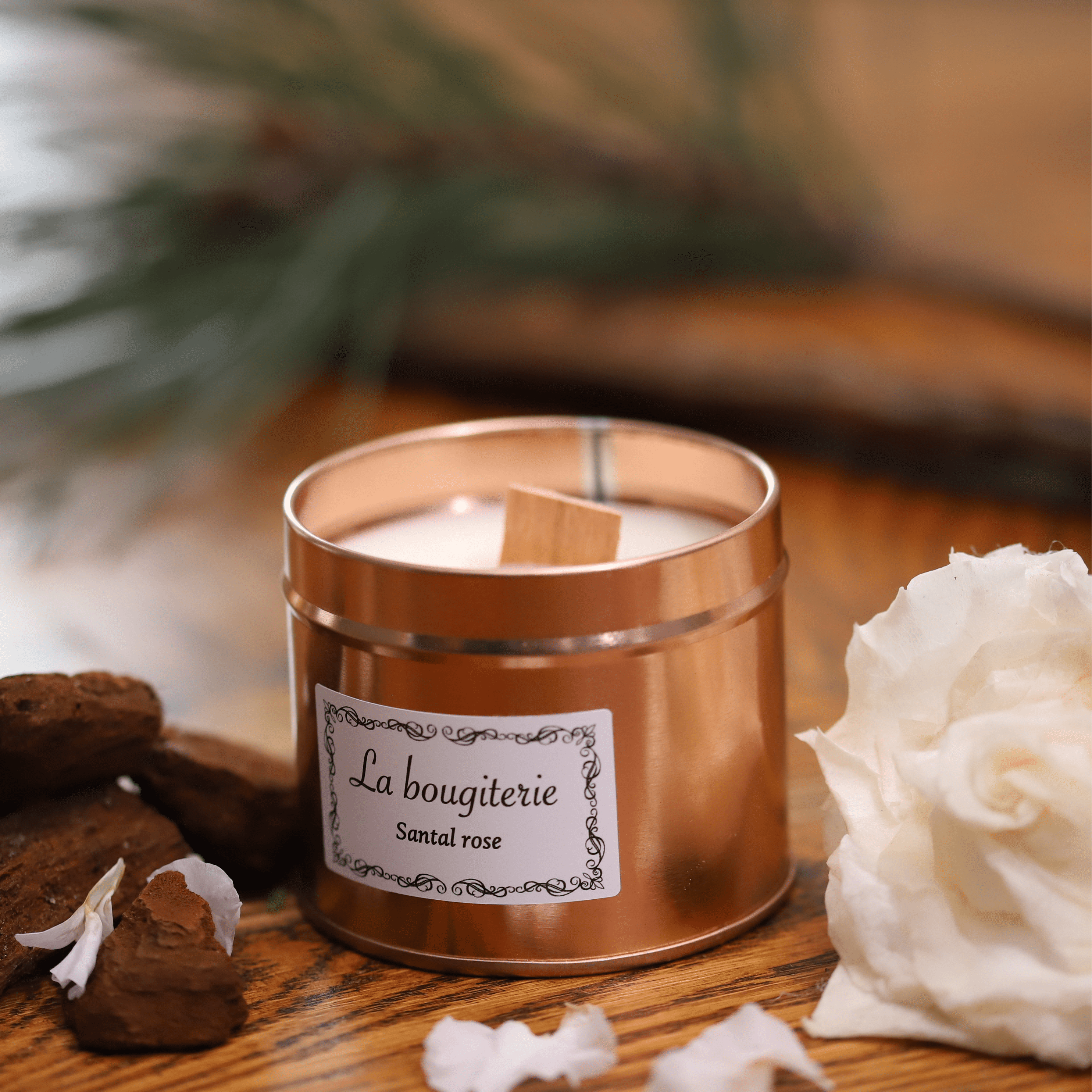 Bougie artisanale en cire naturelle parfum santal rose avec mèche en bois crépitante.