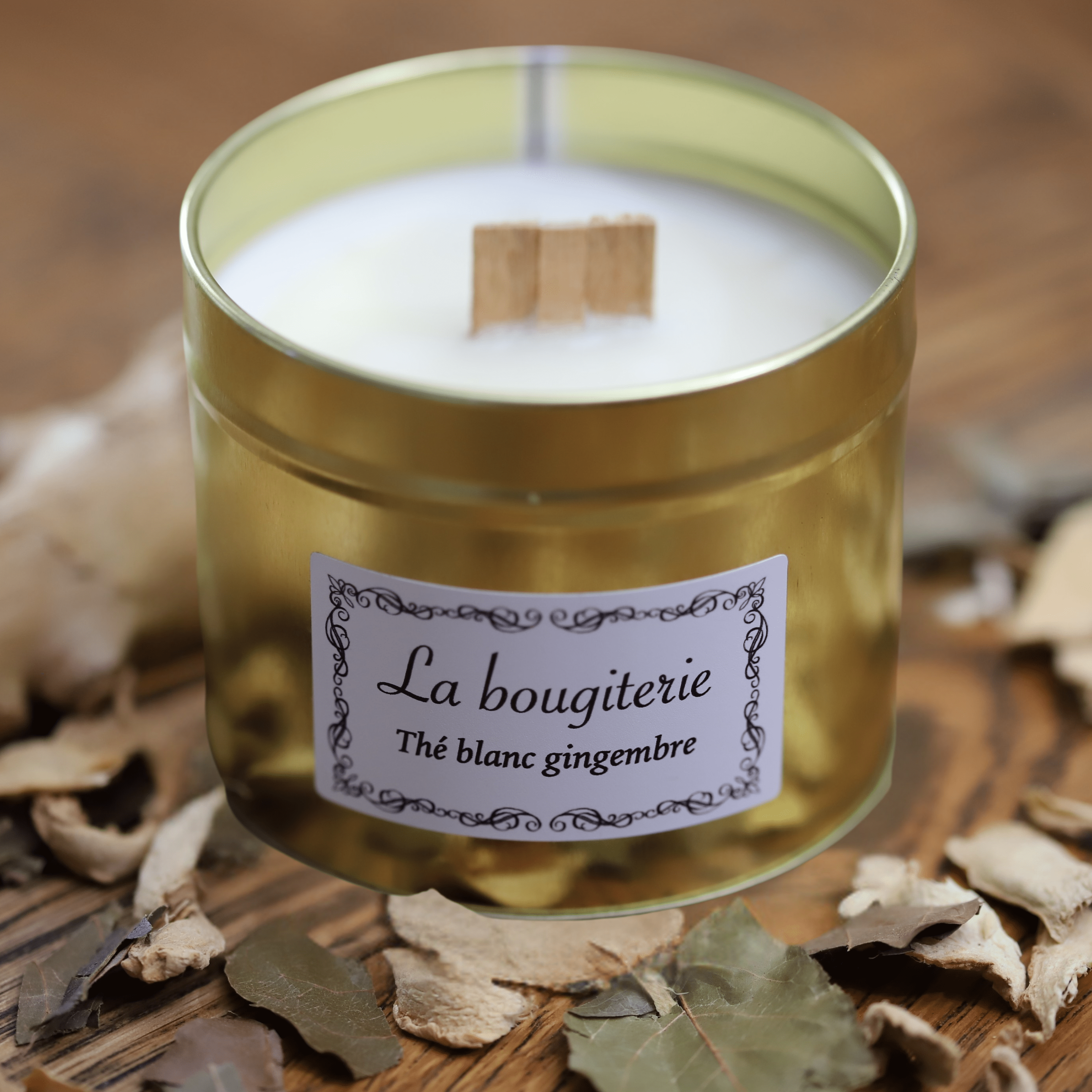 Bougie artisanale en cire naturelle parfum thé blanc gingembre avec mèche en bois crépitante.