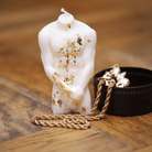 Bougie artisanale en forme de buste masculin, ornée de délicates feuilles d’or qui soulignent la finesse de ses traits. Son allure élégante et sa posture gracieuse en font un élément de décoration raffiné, idéal pour une ambiance douce et sophistiquée.