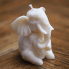 Bougie artisanale en forme d'éléphant blanc, symbole de sagesse et de sérénité. Une pièce décorative raffinée, idéale pour créer une ambiance apaisante et exotique dans votre intérieur.