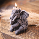 Bougie artisanale sculptée en forme d'éléphant, avec une finition grise élégante et des motifs détaillés. Idéale pour une décoration exotique et chaleureuse, elle apportera une touche raffinée à votre intérieur. Parfaite pour les amoureux des éléphants et de l'artisanat.