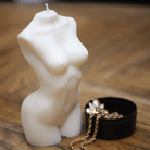Bougie artisanale en forme de buste féminin, aux courbes délicates et élégantes. Son design raffiné en fait un objet décoratif unique, parfait pour apporter une touche de douceur et de sophistication à tout intérieur.