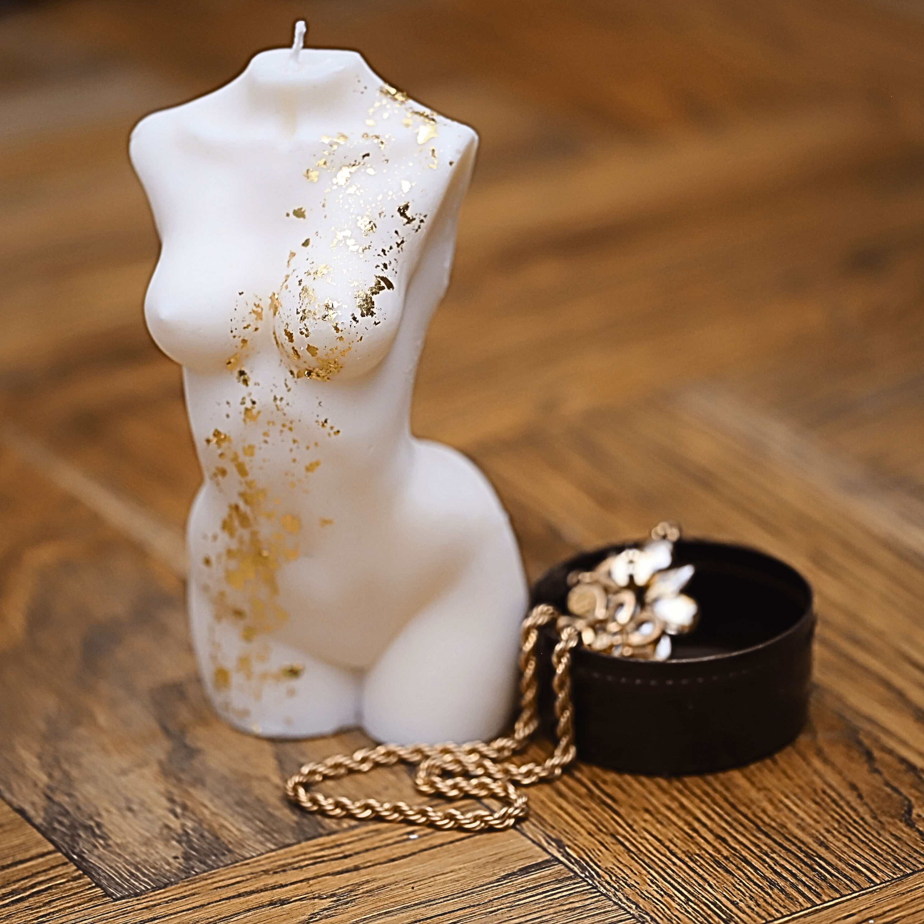 Bougie artisanale en forme de buste féminin, sublimée par des touches de feuilles d'or qui mettent en valeur ses courbes. Élégante et sophistiquée, elle crée une ambiance chaleureuse et raffinée, idéale pour une décoration unique et intemporelle.