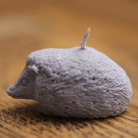 Bougie hérisson artisanale fabriquée en Alsace. Un design détaillé et réaliste pour une touche de nature dans votre décoration.