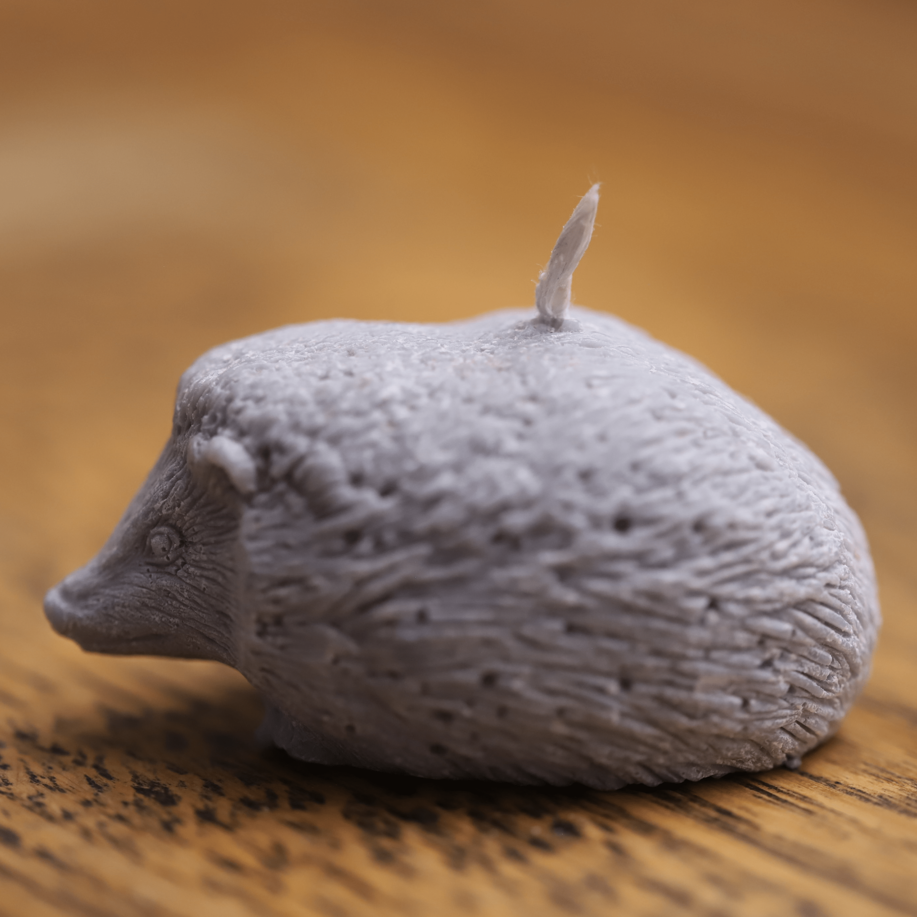 Bougie hérisson artisanale fabriquée en Alsace. Un design détaillé et réaliste pour une touche de nature dans votre décoration.