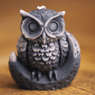 Bougie artisanale en forme de hibou perché sur un croissant de lune, minutieusement détaillée avec des plumes finement sculptées. Parfaite pour une décoration inspirée de la nature et du mystère, elle ravira les amateurs de chouettes et d'ambiance feutrée.