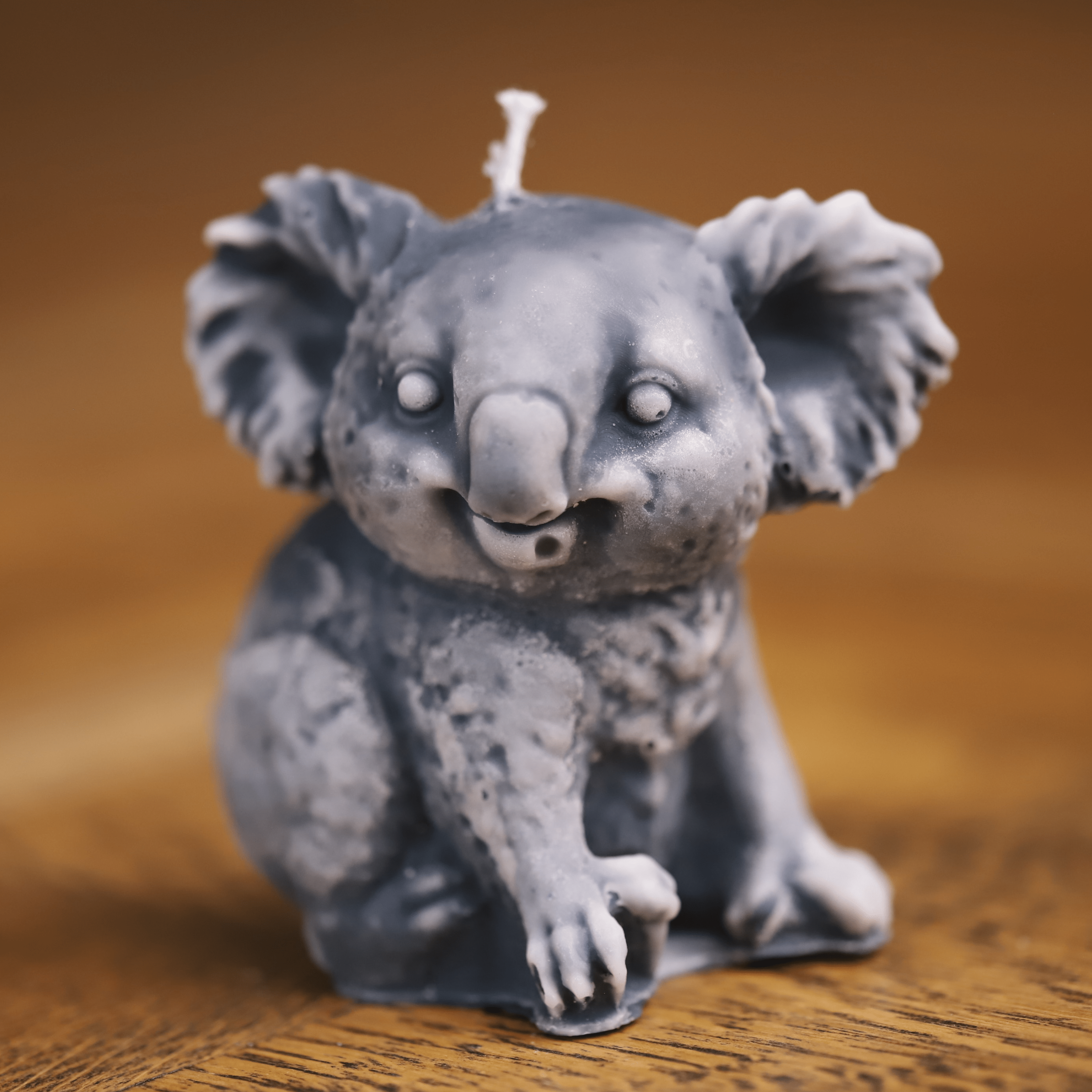 Bougie artisanale en forme de koala, fabriquée en Alsace. Un design adorable et détaillé pour une décoration unique et chaleureuse.