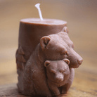 Bougie artisanale ours et ourson fabriquée en Alsace. Une décoration chaleureuse et détaillée, parfaite pour apporter une touche de nature et de tendresse à votre intérieur.