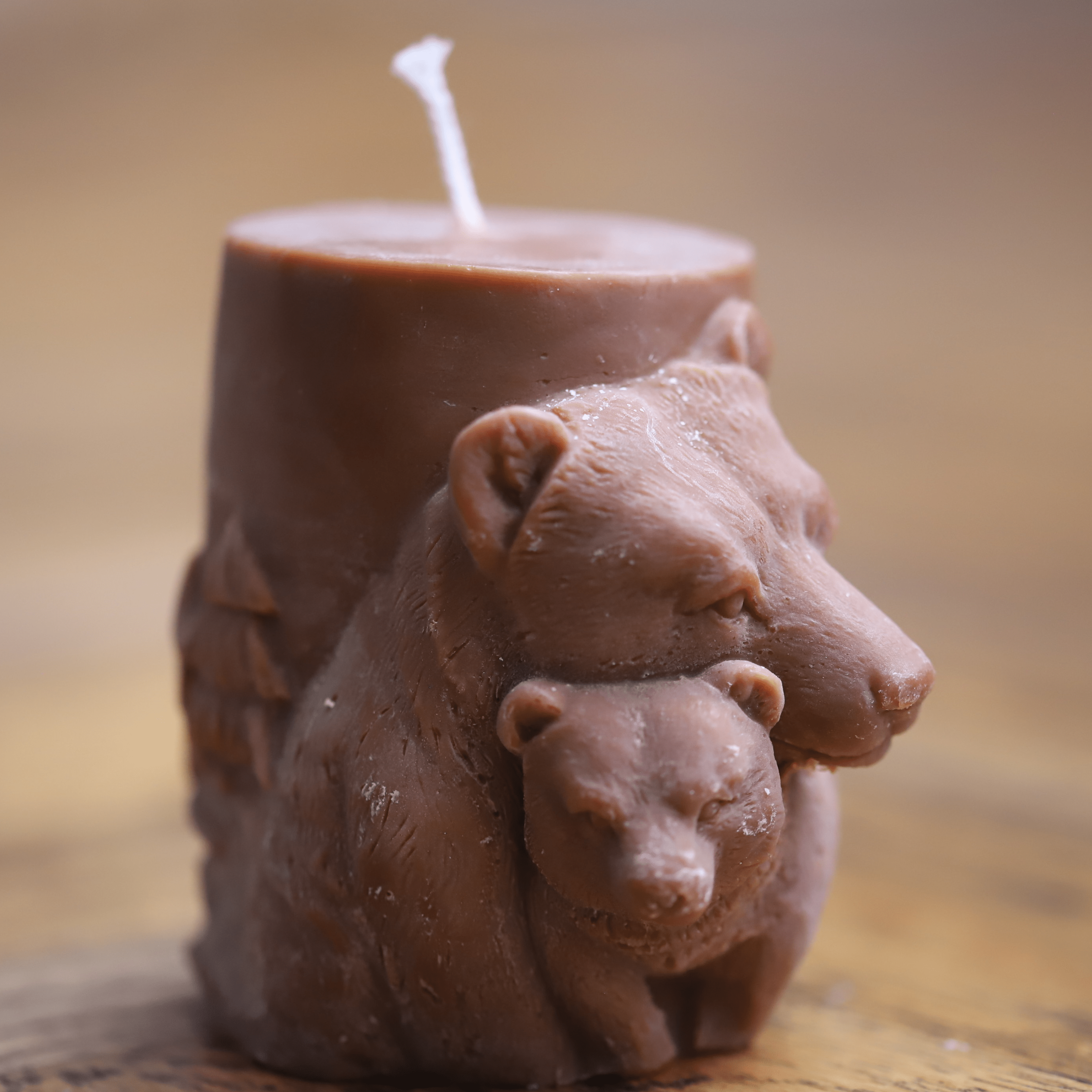 Bougie artisanale ours et ourson fabriquée en Alsace. Une décoration chaleureuse et détaillée, parfaite pour apporter une touche de nature et de tendresse à votre intérieur.