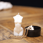 Bougie en forme de buste féminin, alliant délicatesse et raffinement. Son design épuré évoque une ambiance douce et apaisante, parfaite pour créer une atmosphère chaleureuse et intime.