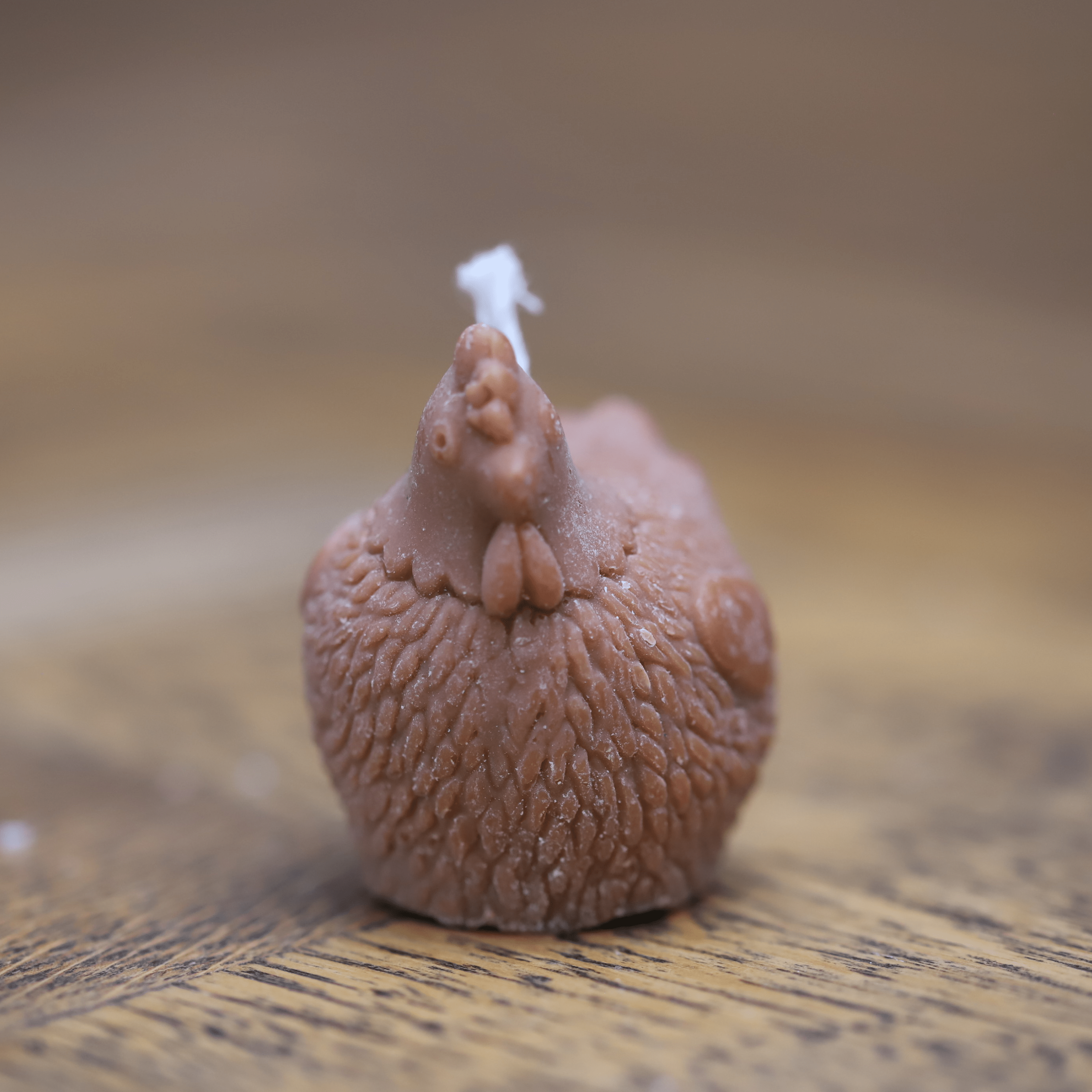 Décoration artisanale en forme de poule, fabriquée avec soin en Alsace, parfaite pour apporter une touche rustique et chaleureuse à votre intérieur. Son design détaillé et son aspect réaliste en font un choix idéal pour les amoureux de la décoration champêtre et de l'artisanat local.