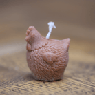 Bougie artisanale en forme de poule, conçue avec soin en Alsace, idéale pour une décoration chaleureuse et authentique. Son design soigné met en valeur les détails du plumage et du corps, apportant une touche rustique parfaite pour les amoureux du style champêtre et de l’artisanat local.